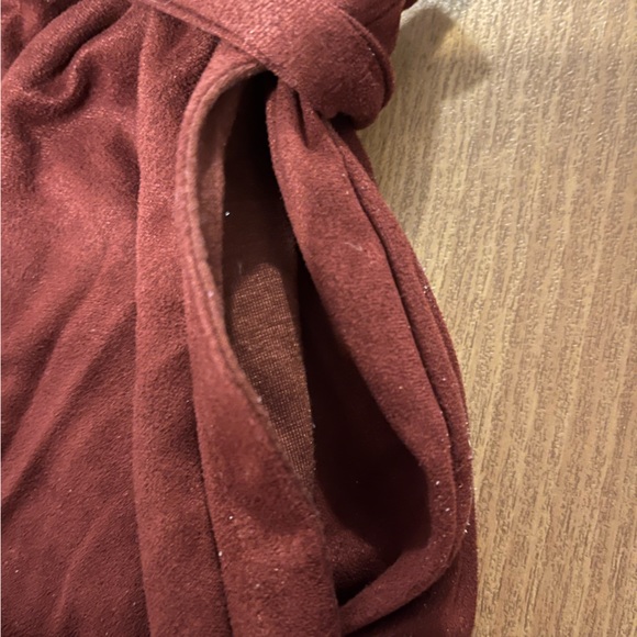 Burgundy suede shorts with pockets - Picture 2 of 4